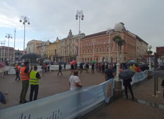 Ni kiša ih nije zaustavila: Molitelji se okupili na Trgu prvi put nakon kritike moćnog svećenika