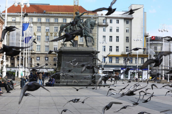 Zagreb, 17.04.2022 - Golubovi na Trgu bana Josipa Jelacica
