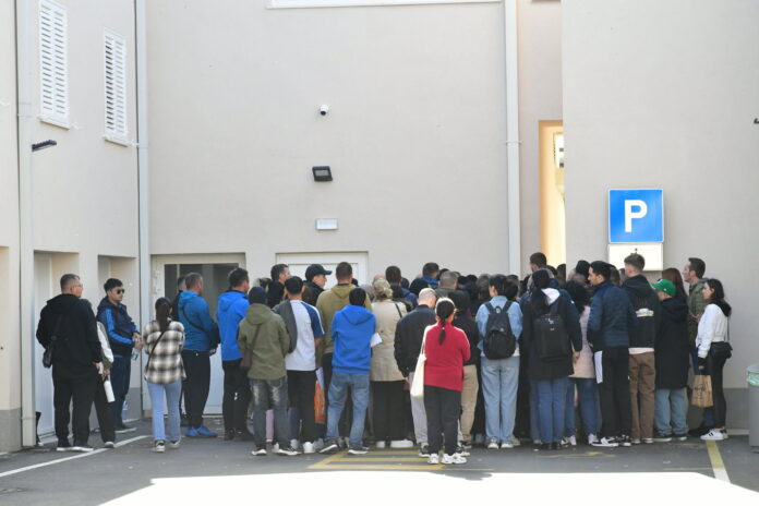 Dubrovnik, 03.04.2025 - Guzva ispred Policijske uprave zbog izdavanja radnih dozvola