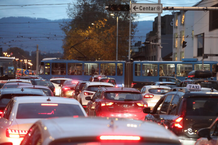 Zagreb, 26.11.2024 - Raskrizje Ulice grada Vukovara i Avenije Marina Drzica u prometnom kolapsu