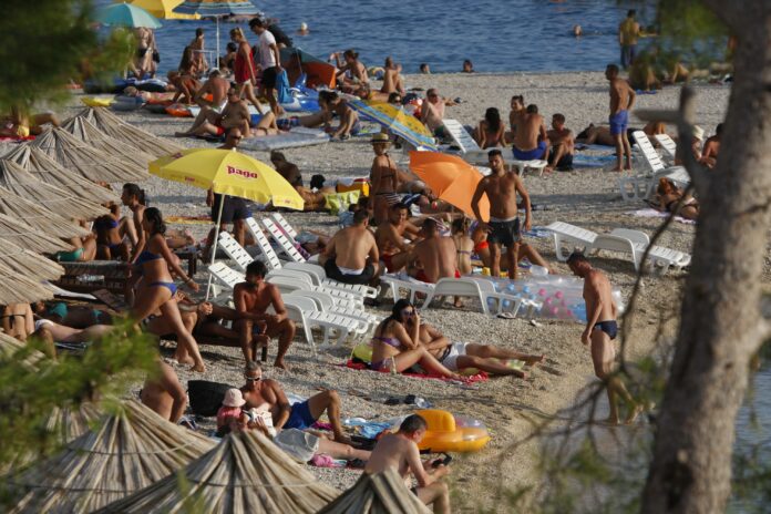 Makarska, 23.08.2015 - Unatoc skorom kraju sezone plaza Buba jos vrvi kupacima