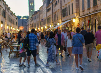 Hrvatski gradovi uveli masne kazne za posjetitelje: Nošenje kupaćeg po rivi će vam naplatiti do 1500 eura