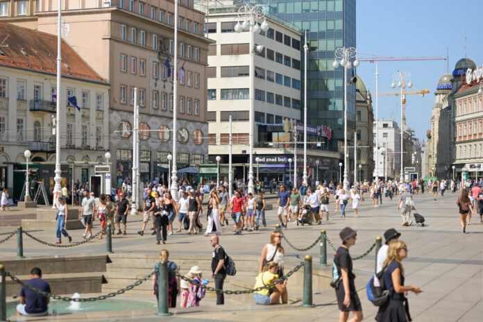 Zagreb, 18.08.2025 - Turisti u razgledavanju gradskih znamenitosti