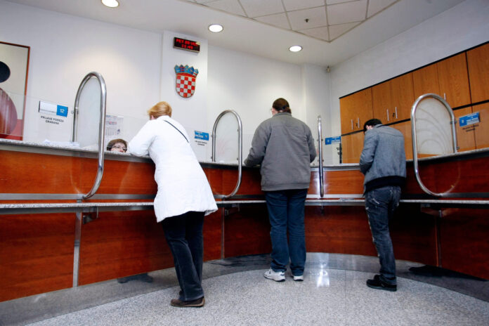 Zagreb, 28.02.2014 - Posljednjeg dana prijave poreza gradjani stvaraju guzve u Poreznoj upravi