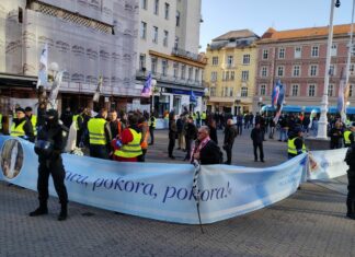 Molitelji na Trgu, prizor iznenadio sve: Ovo se još nije dogodilo