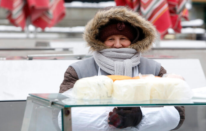 Zagreb, 26.02.18 - Zbog velike hladnoce na trznici Dolac rade samo tri kumice