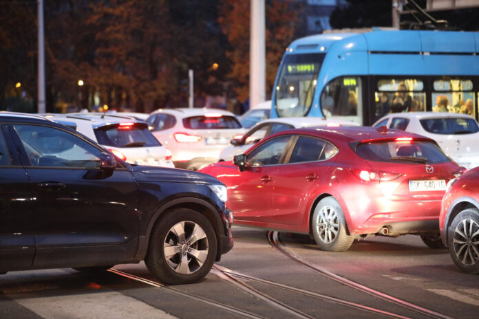 Zagreb, 26.11.2024 - Raskrizje Ulice grada Vukovara i Avenije Marina Drzica u prometnom kolapsu