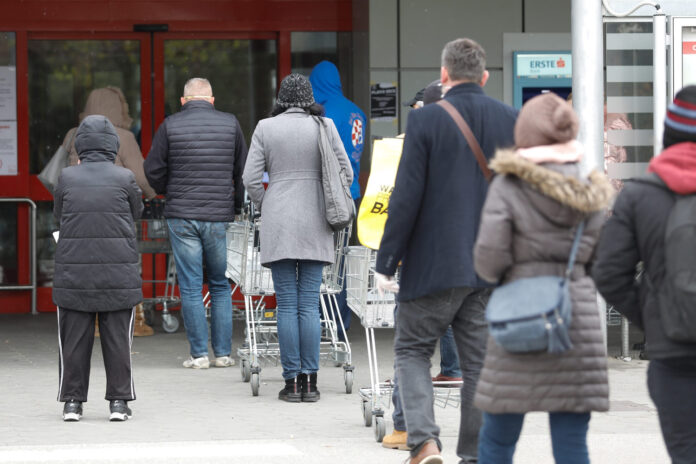 Zagreb, 23.03.2020 - Redovi za ulazak u trgovacki centar Kaufland