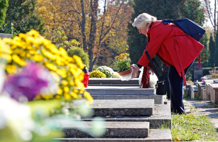 Zagreb, 01.11.2015 - Povodom Svih Svetih gradjani posjecuju grobove svojih najmilijih