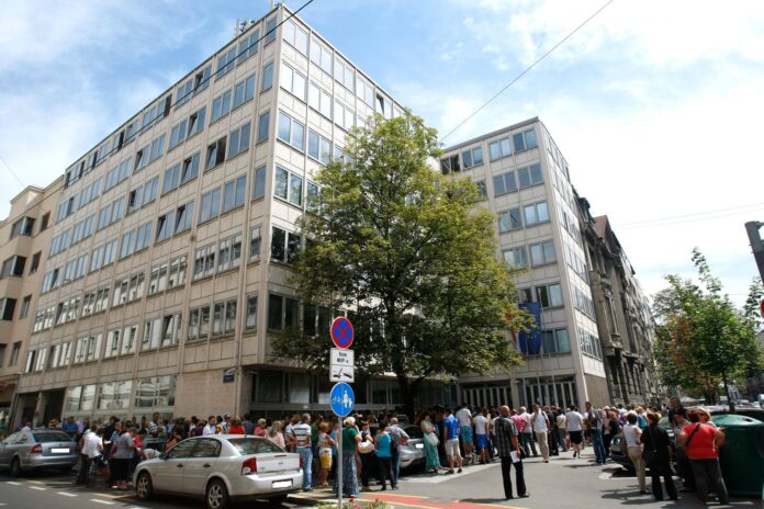 Zagreb, 03.07.2013 - Ispred Porezne uprave nastavljen je prosvjed protiv fiskalnih blagajni na Dolcu