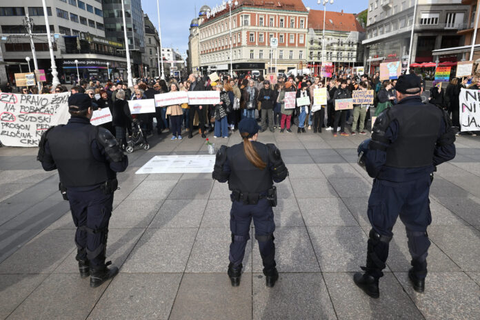 Zagreb, 01.04.2023 - Tiha misa, simbolicna kontraakcija Udruge Domino na klecanje muskaraca na Trgu bana Jelacica