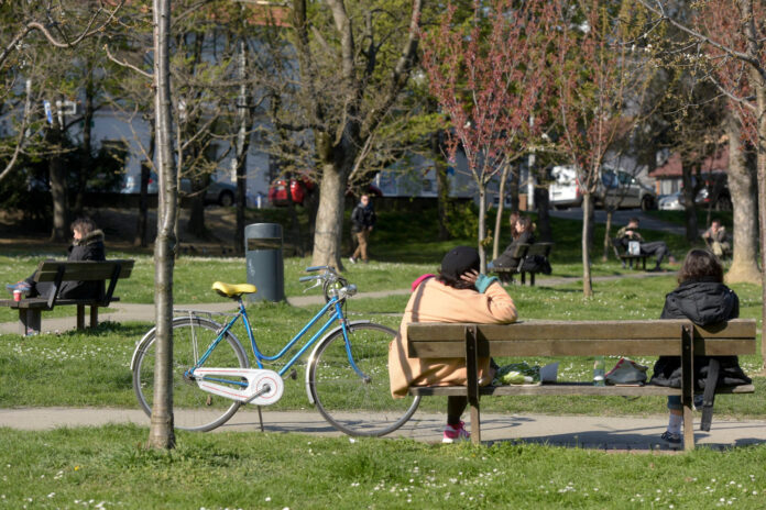 Zagreb, 02.04.2020 - Usprkos upozorenjiima dio gradjana se i dalje druzi po parkovima