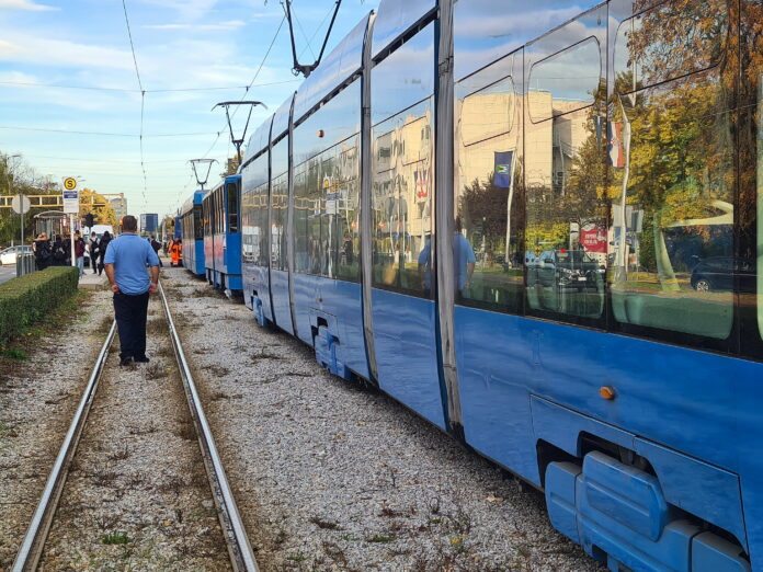 Zagreb, 22.10.2025 - Zastoj zbog kvara tramvaja na Vukovarskoj u smjeru istoka