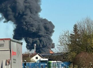 Izbio veliki požar: Gusti crni dim nadvio se nad Zagrebom