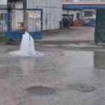 Poplava na zapadu grada, voda šiklja iz šahta: ‘Imamo radove, dečki kopaju’