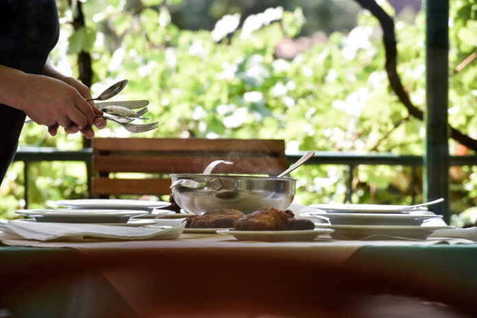 Zagreb, 16.08.2017 - Kod Pere pripremaju za gablec varivo od buce i fasirance