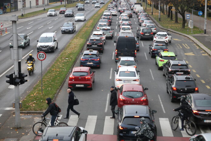 Zagreb, 20.11.2025 - Jutranje kolone na krizanju Selske ulice i Zagrebacke avenije