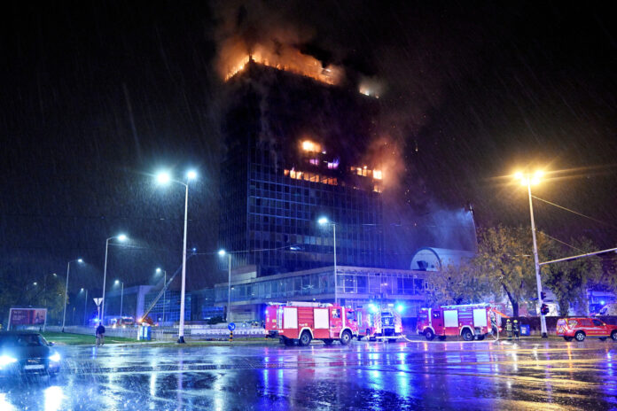 Zagreb, 18.11.2025 - Pozar koji je izbio na predzadnjem katu Vjesnikova nebodera prosirio se na ostatak zgrade