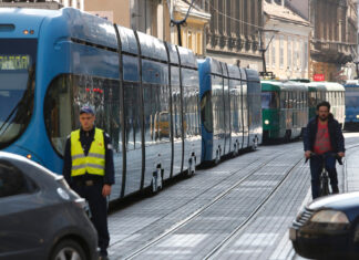 Kaos u centru Zagreba, sudarili se tramvaj i automobil: ‘Ozlijeđene su dvije osobe’