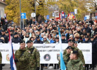 Krenula Kolona sjećanja u Vukovaru, predvode je braniteljica: Tisuće ljudi odaju počast