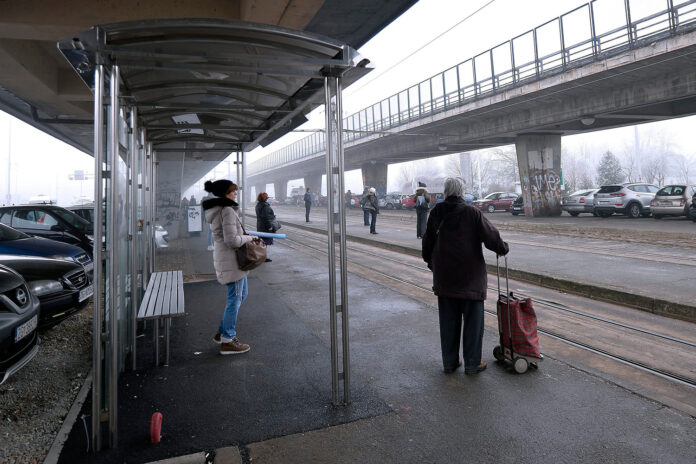 Zagreb, 14.01.2020 - Nova nadstresnica na tramvajskoj stanici Zaprudje postavljena ispod mosta