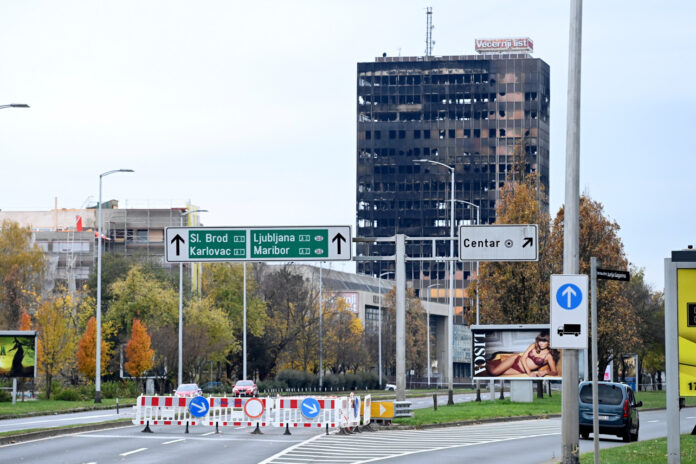 Zagreb, 19.11.2025 - Zgrada Vjesnikova nebodera nakon velikog pozara i zatvoren promet na Slavonskoj aveniji