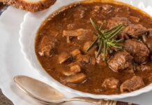 Trik za pripremu gulaša koji mijenja sve: Dodajte jednu žlicu ovoga i meso će se raspadati