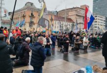 Molitelji se okupili na Trgu, stigli i prosvjednici: Održana posljednja Tiha misa