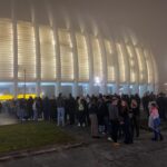 Ludnica oko Arene ne prestaje: Redovi sve dulji, upaljene prve baklje