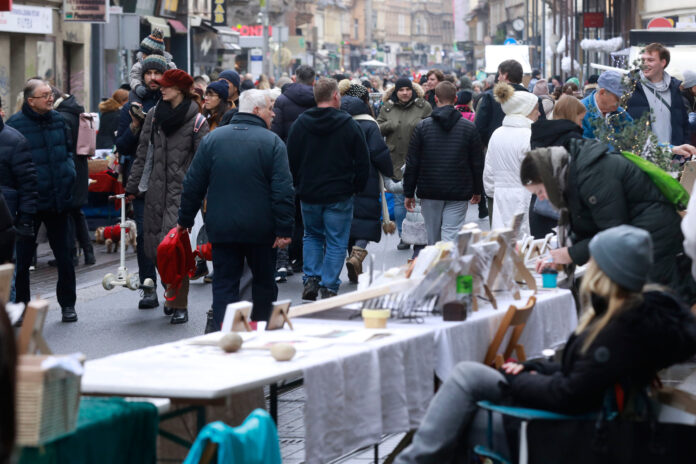 Zagreb, 21.12.2025 - Brojni obrtnici, umjetnici i OPG-ovi predstavili svoju blagdansku ponudu na manifestaciji Ilica Q'art