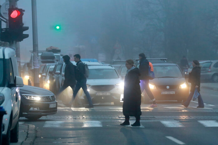 Zagreb, 09.12.2025 - Jutarnja prometna guzva obavijena maglom i smogom