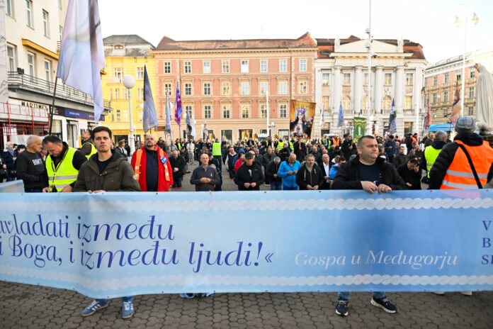 Zagreb, 01.11.2025 - Molitelji i ove subote mole krunicu na Trgu bana Jelacica