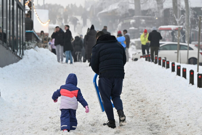 Zagreb, 23.11.2025 - Brojni gradjani proveli dan na Sljemenu, na prvom ovosezonskom snijegu