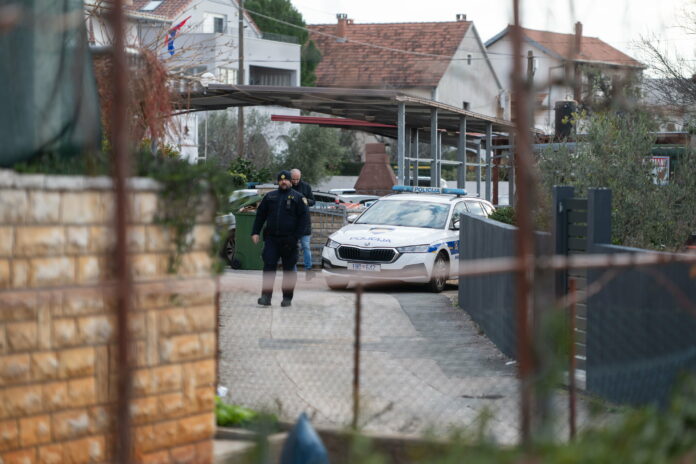 Sukosan, 30.12.2025 - Policijski ocevid u kuci gdje su jutros pronadjena tijela dvije muske osobe