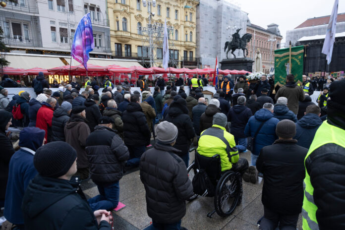 Zagreb, 03.01.2026 - Vjerski skup muskaraca molitelja na Trgu bana Jelacica